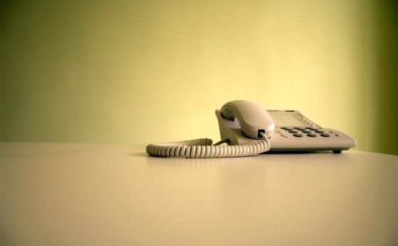 Поредна ало-измама: Баба върза 5 бона в пликче на вратата си