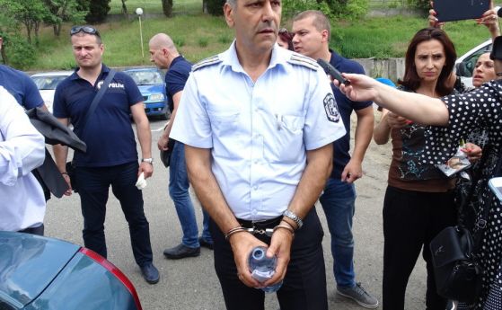 5300 лв., вероятно от подкупи, открили при ареста на шефа на КАТ-Благоевград