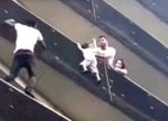 'Спайдърмен' от Мали спаси дете, висящо от 4-ия етаж в Париж (видео)