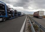 Километрична опашка от тирове на Дунав мост 2, шофьорите заплашват да блокират пътя