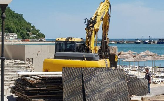 Пълен абсурд: Разрешават безсрочно да се строи незаконно на плажа в Каварна
