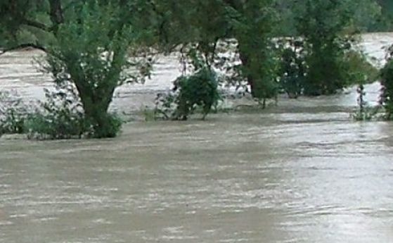 Порой наводни улици и къщи в Ихтиман