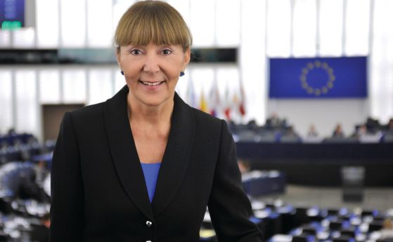  Евродепутатът Моника Маковей пред OFFNews: Европейски Съюз ще цензурира интернет с филтри за следене 