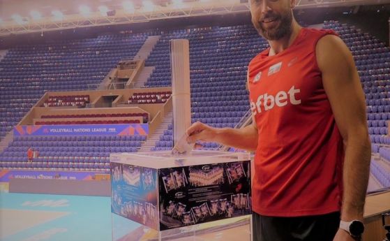 Волейболният национал Ники Николов дари голяма сума на Българската Коледа