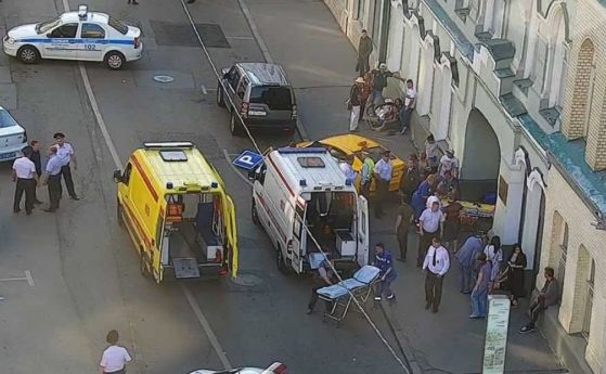 Такси се вряза в пешеходци в центъра на Москва, 8 души са ранени