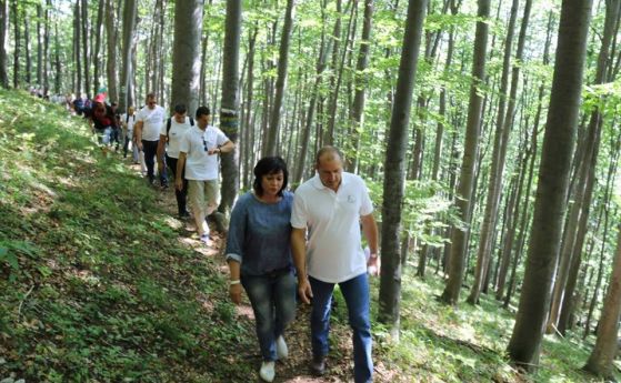 Нинова пусна снимка с Румен Радев в гората за ЧРД на президента