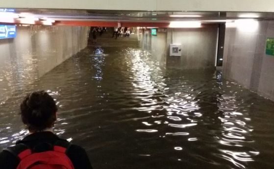 Метростанция НДК вече е под вода