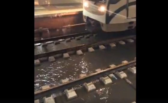  Стотици наводнени улици и здания в София, водата стигна до релсите на метрото 