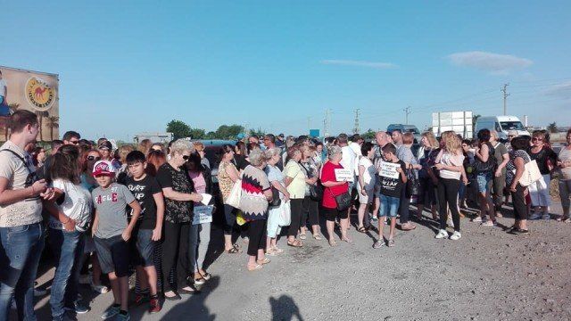 Десетки жители на Ахелой излязоха на протест заради новия път