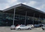 Пътници блокирани на летище Пловдив над 8 часа, след като самолетът им е ударен от мълния