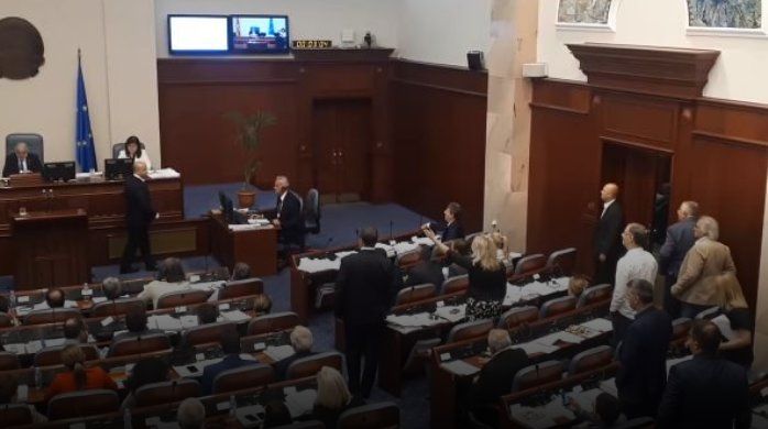 Македонският парламент ратифицира споразумението с Гърция за името на Македония. 