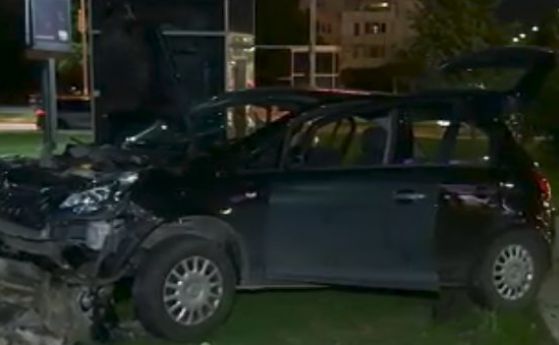 В тежко състояние е единият от пострадалите при катастрофата с такси в София