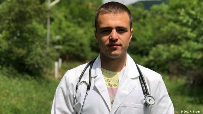 Много български лекари отиват в чужбина. Шеип Панев също заминава,