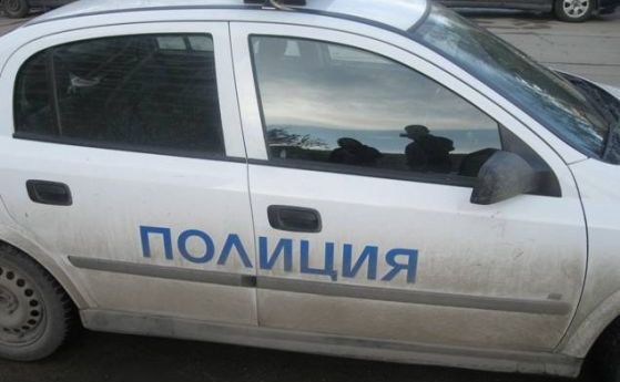Младежи потрошиха патрулка, след като полицаи искали да ги глобят