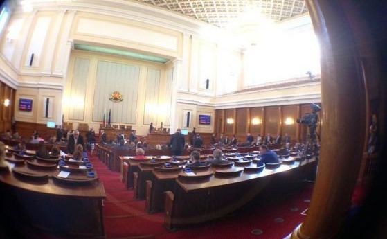  Борисов изключително в Народното събрание, Нинова го пита ще приема ли бежанци против пари 