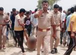 Снимка с линчуван мъж и безучастни полицаи разпали гняв в Индия