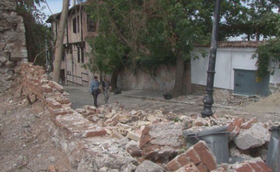 Стена се срути на оживена улица в Пловдив