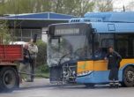 Мъж загина в тежка катастрофа край Габрово, сблъсък между тролей и автобус в София рани жена