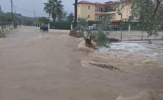 Циклонът Нефели: Наводнения в Гърция, българи сигнализираха, че бедстват