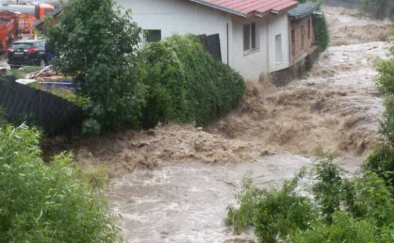  Смолян и общини в Хасковско бедстват от дъжда (видео) 