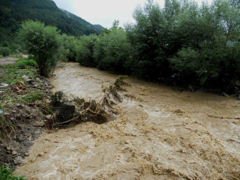 Етрополе обяви бедствено положение след обилните валежи, съобщиха от общината.