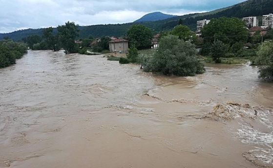  Улиците на община Роман са под вода (снимки) 