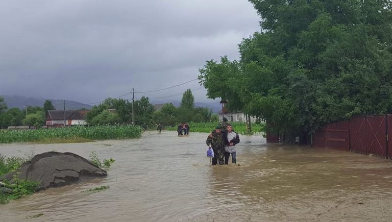 Четирима души загинаха при наводненията в Румъния