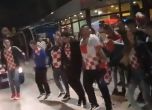По балкански: Хърватски фенове отпразнуваха победата над Дания с хора (видео)