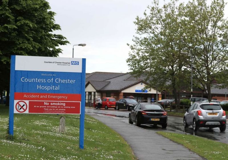Здравна работничка в английския град Чешър беше арестувана по обвинение