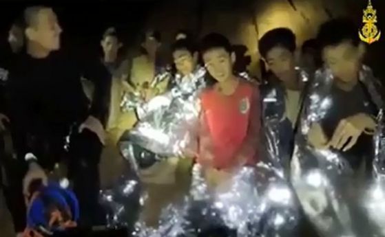  Първо видео от 12-те момчета в пещерата: Здрави сме! 