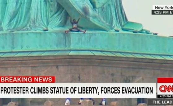 Жена се покатери на Статуята на Свободата и предизвика евакуация