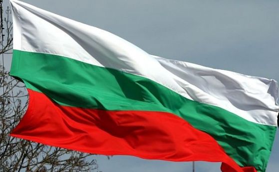 Първото българското знаме на Антарктида се прибра в НИМ