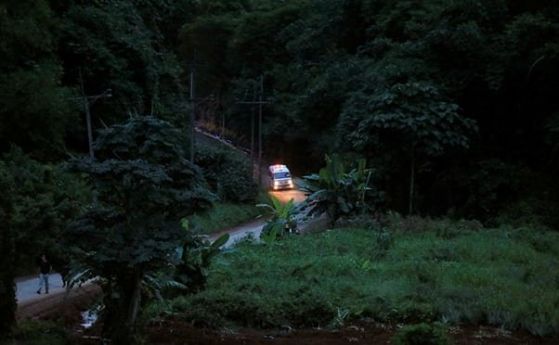 Още четири деца извадени от пещерата в Тайланд