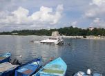 Преобърната лодка разля нафта в морето край Китен