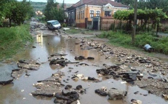 Остава бедственото положение в три общини във Врачанско след дъждовете
