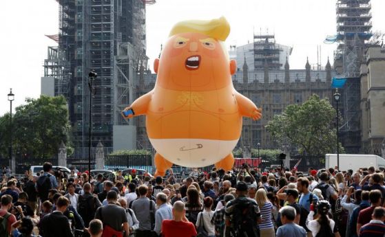 Протестиращи посрещнаха в Лондон американския президент с огромно надуваемо "бебе Тръмп"