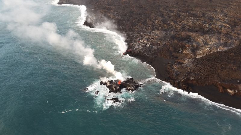 Лава бликна от водата и заля туристическо корабче в Хаваи.