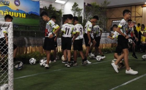 Спасените момчета от футболен отбор в Тайланд които прекараха повече