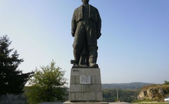 Заляха с мазнина паметника на Левски в Ловеч