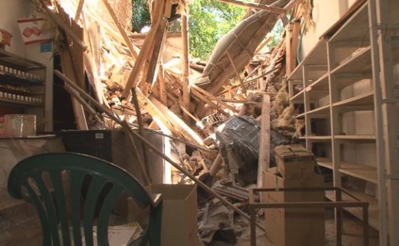 Част от къща се срути върху магазин в Хайредин