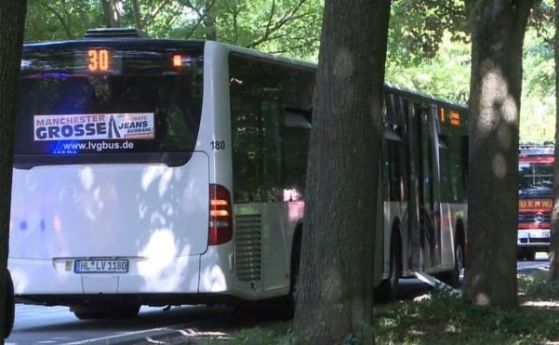8 души са ранени при нападение с нож в автобус в