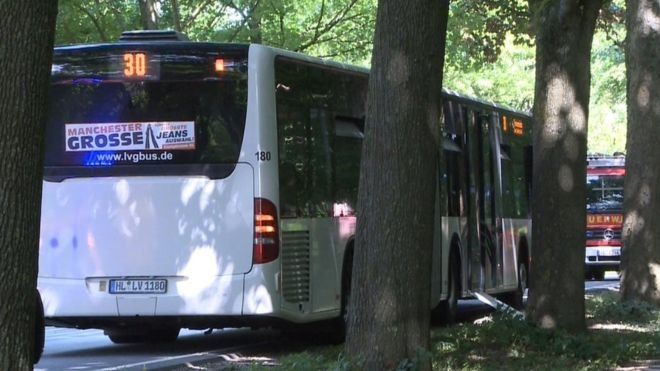 8 души са ранени при нападение с нож в автобус в