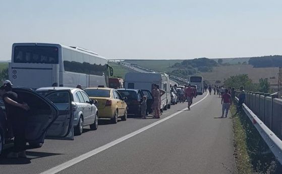 Катастрофа на Тракия: Шофьор загина, ТИР препречи три платна от магистралата