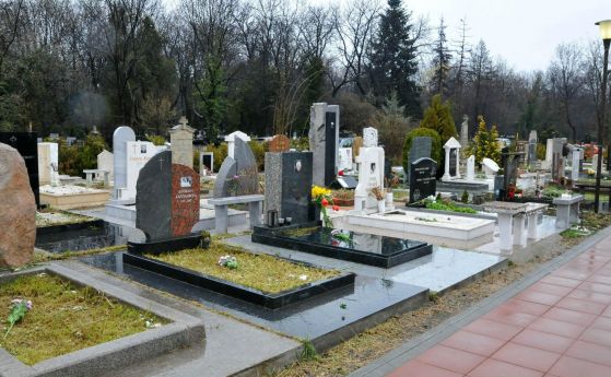 Повече хора посещават гробищните паркове отколкото офисите на Топлофикация