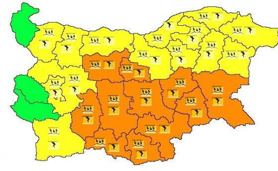Порои, гръмотевични бури и градушки: НИМХ предупреждава за опасно време в почти цяла България