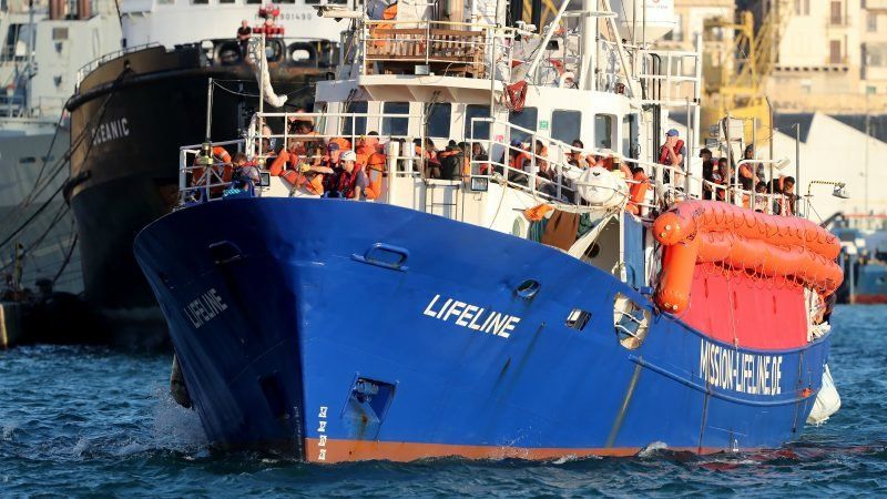 Италия ще разреши на корабите с мигранти да акостират край