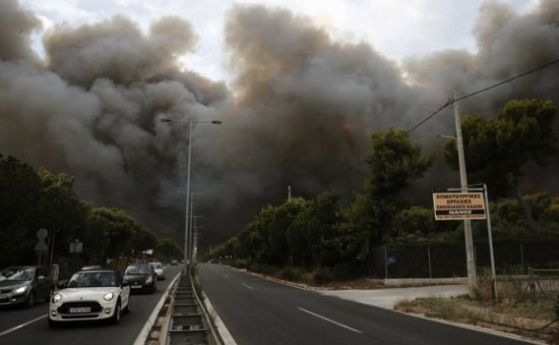 Жертвите на пожарите в Гърция се увеличиха на 60 души