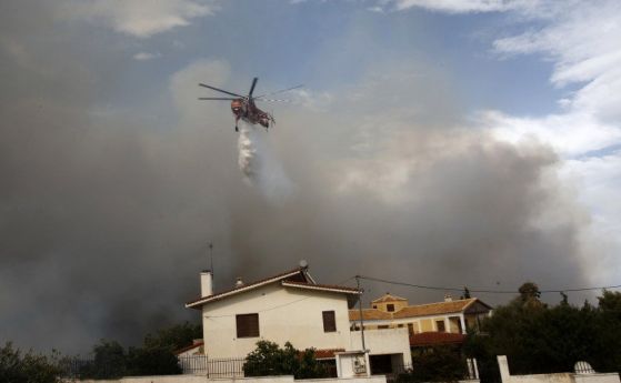 Продължава издирването на десетки изчезнали след невиждания пожар край Атина