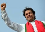 Бившата звезда в крикета Имран Хан води на изборите в Пакистан