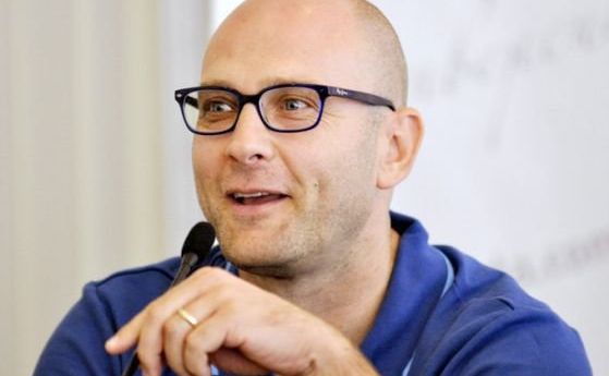 Ексцентричният баскетболен треньор Тити Папазов е подписал нов договор с